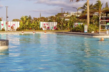 Yeppoon, Queensland, Avustralya - Aralık 2019: Plajda sonsuz kenar havuzlu, halka açık bir dinlenme alanı olan lagündeki tesisler