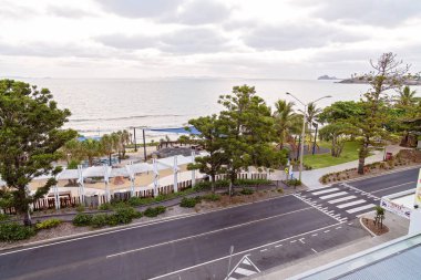 Bir su parkına ve okyanusa bakıyorum.