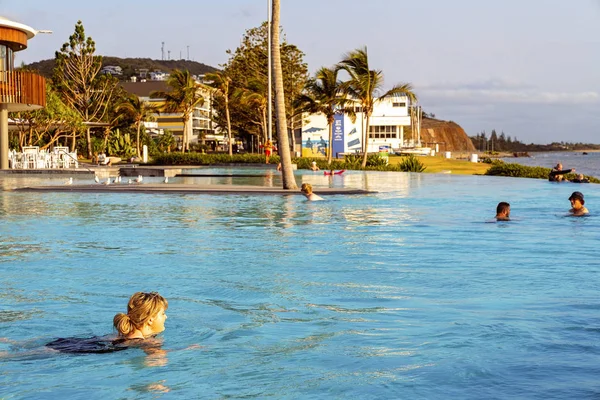 De manhã cedo nadadores em infinito piscina em uma lagoa — Fotografia de Stock