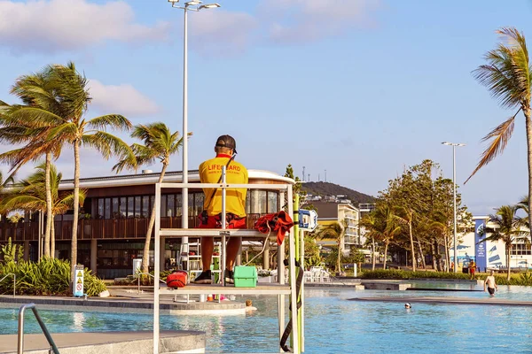 Salvavidas en servicio en una laguna comunitaria junto al mar — Foto de Stock