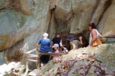 Oğlak Mağarasına Yürüyen Turistler Avustralya 'da