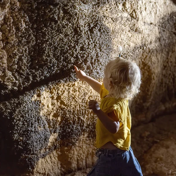 A Young Child Explores The Magic Of The Ecosystem Inside Capricorn Caves Australia — Stock Photo, Image