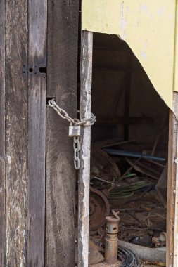 Terk Edilmiş Eski Kulübe