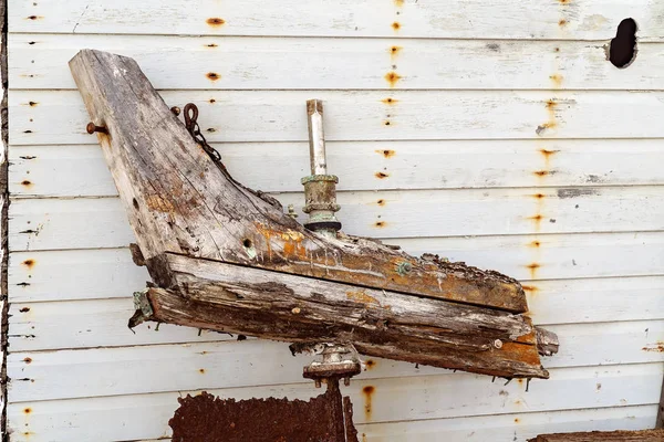 Stary, gnijący ster drewnianej łodzi — Zdjęcie stockowe