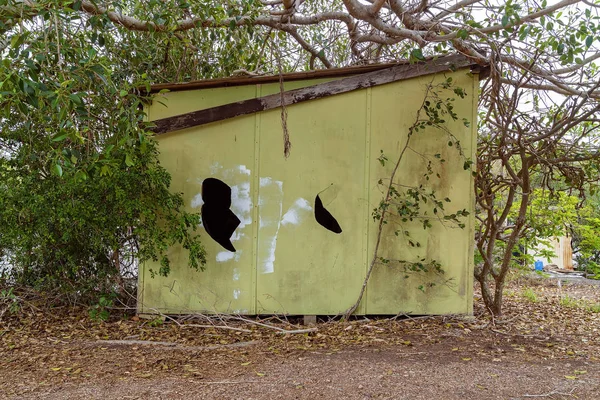 Gaten in de muur van een oude hut — Stockfoto