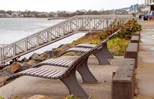 Turistlerin rahatı için sahildeki sandalye ve merdivenler. — Stok fotoğraf