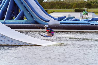 Kablo parkında Diz sörfü yapan Çocuk