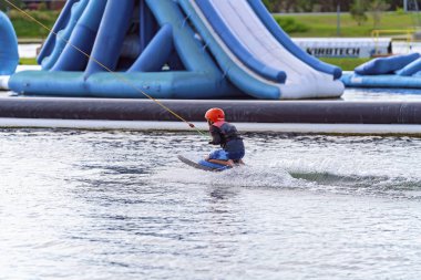 Kablo parkında Diz sörfü yapan Çocuk