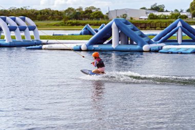 Kablo parkında Diz sörfü yapan Çocuk
