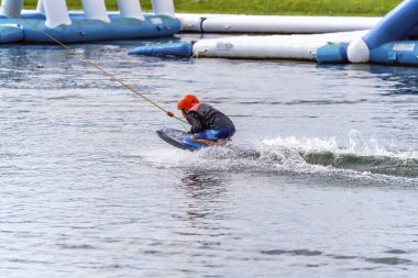 Kablo parkında Diz sörfü yapan Çocuk