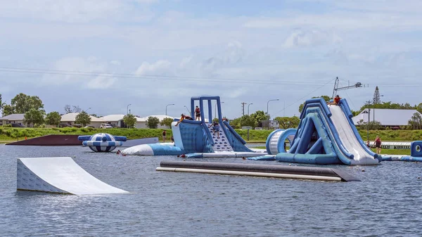 Çocuklar bir waterpark oyun — Stok fotoğraf