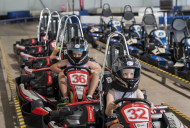 Çocuklar Go-Kart Eğlence Gezisi için sıraya girin