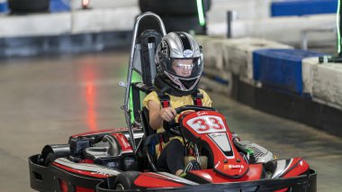 Go-Kart Devresi Kullanan Bir Çocuk