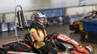 Go-Kart Devresi Kullanan Bir Çocuk