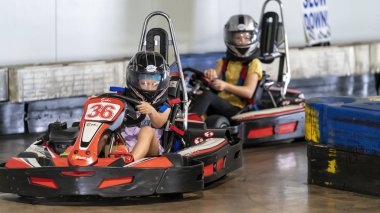 Go-Kart Devresi Kullanan Bir Çocuk