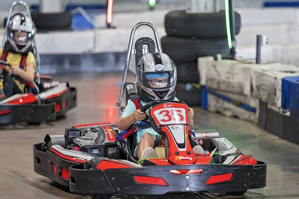 Αγόρι που οδηγεί ένα κύκλωμα Go-Kart — Φωτογραφία Αρχείου