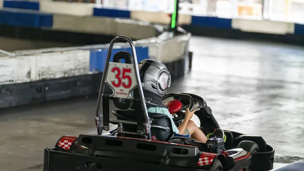Boy Driving Um Circuito Go-Kart — Fotografia de Stock