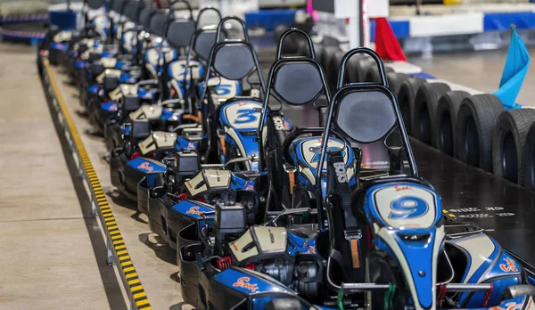 Go-Karts vazios em um circuito — Fotografia de Stock