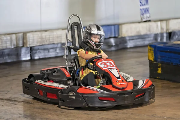 Meisje rijdt in een Go-Kart Circuit — Stockfoto