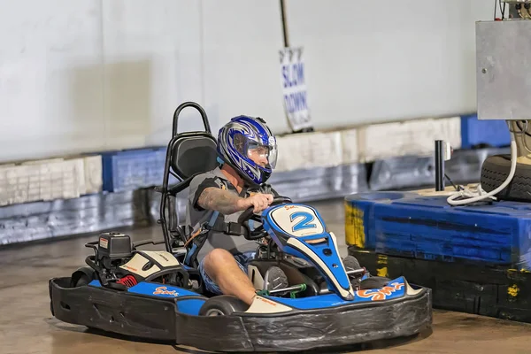 Een man die een Go-Kart Circuit rijdt — Stockfoto