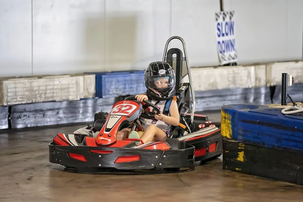 Κορίτσι που οδηγεί ένα κύκλωμα Go-Kart — Φωτογραφία Αρχείου