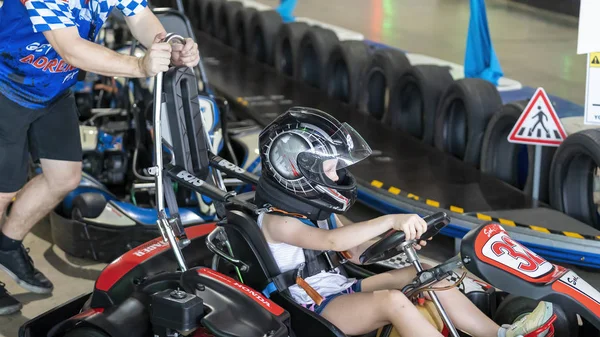 Chica conduciendo un circuito de karts —  Fotos de Stock