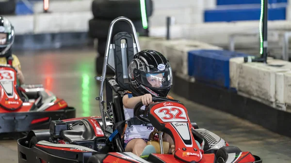 Ett barn som kör en go-kart krets — Stockfoto