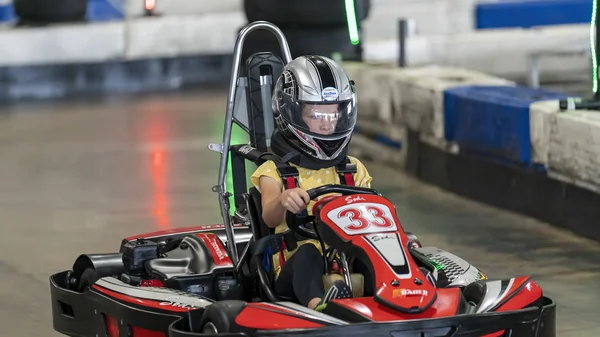 Un niño conduciendo un circuito de karts — Foto de Stock