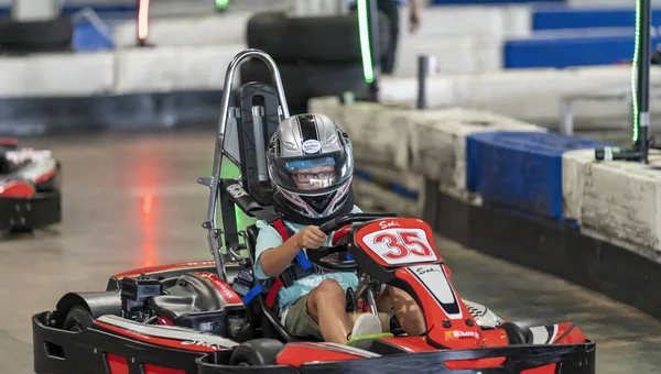 Un bambino che guida un circuito di go-kart — Foto Stock