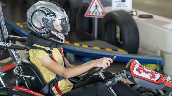 Un enfant conduisant un circuit de karting — Photo