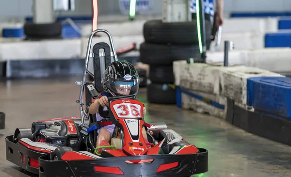 Ένα παιδί που οδηγεί ένα κύκλωμα Go-Kart — Φωτογραφία Αρχείου