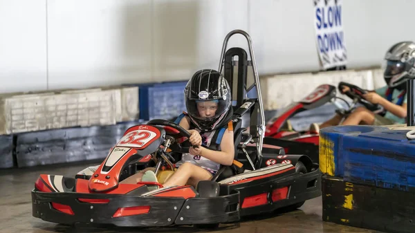 Een kind dat een Go-Kart Circuit bestuurt — Stockfoto