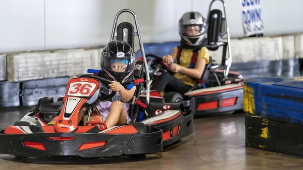 Ett barn som kör en go-kart krets — Stockfoto