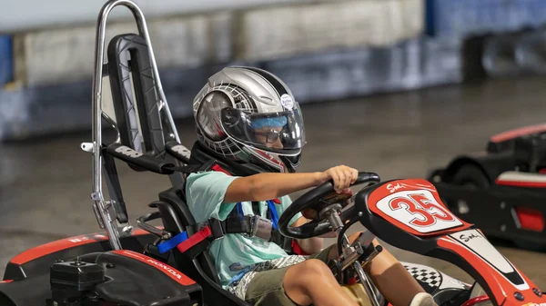 Een kind dat een Go-Kart Circuit bestuurt — Stockfoto
