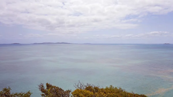 Uitzicht op zee vanuit de toeristische uitkijkpost — Stockfoto