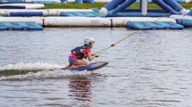 Kablo parkında Diz sörfü yapan Çocuk