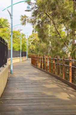 Bir nehir boyunca dolambaçlı kereste gezinti güvertesi