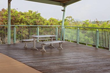 Kereste Güvertesi Yemek Tesisleri