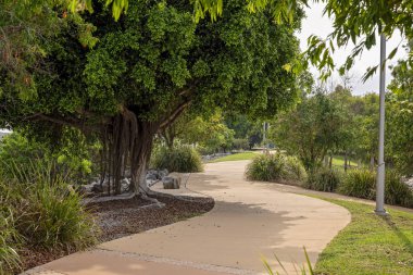 Halka açık eğlence için nehir boyunca kıvrımlı bir yol