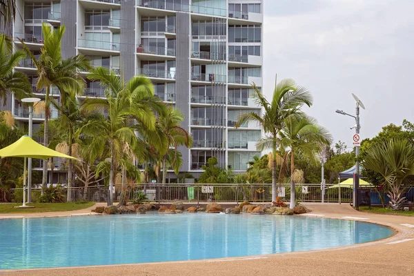 Um parque aquático recreativo e piscina — Fotografia de Stock