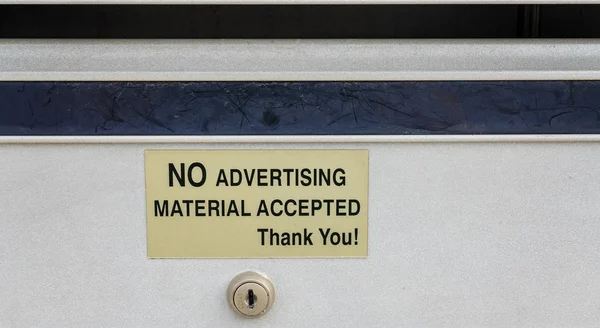 Znak ostrzegawczy na skrzynce pocztowej — Zdjęcie stockowe