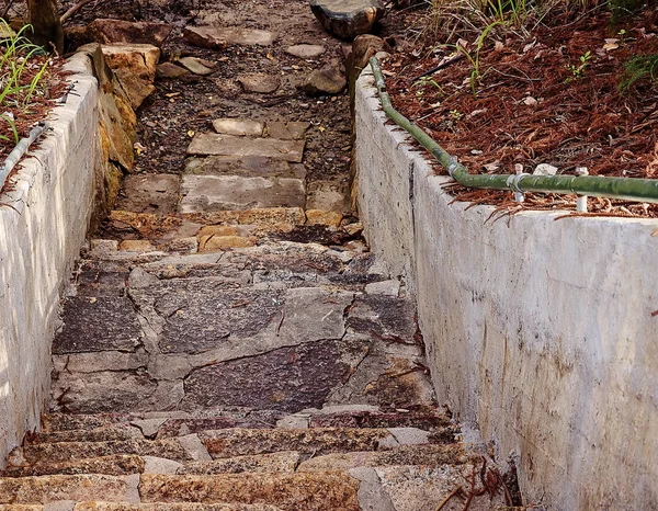 Staré bahnité kamenné schody — Stock fotografie