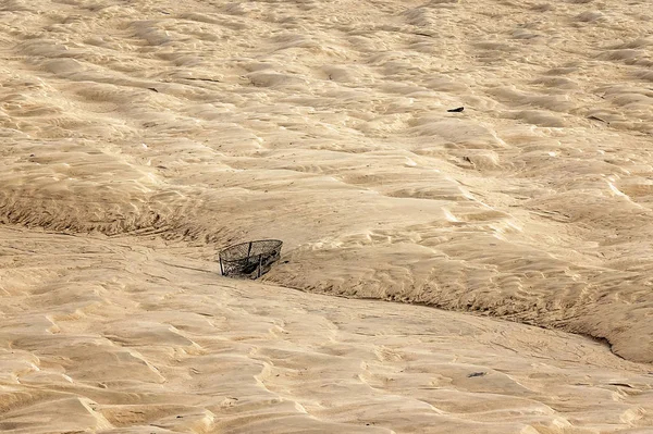 Velho pote de caranguejo na areia — Fotografia de Stock