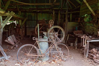 Geçmişten kalma eski bisiklet