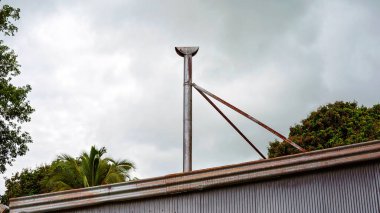 Bir Eski Duman bacası