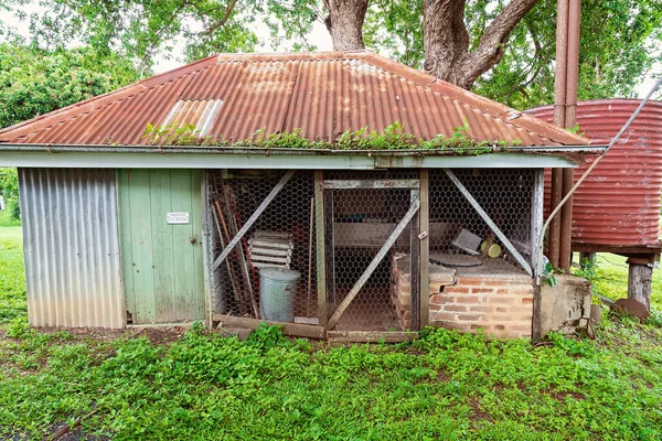 古い小屋の下に落ちる ロイヤリティフリーのストック画像