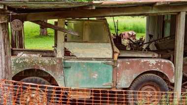 Geçmişten kalma eski araba.