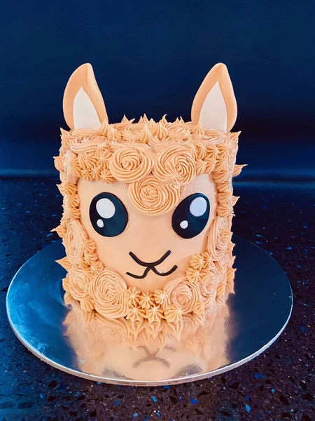 Солодкий альпака день народження торт — стокове фото
