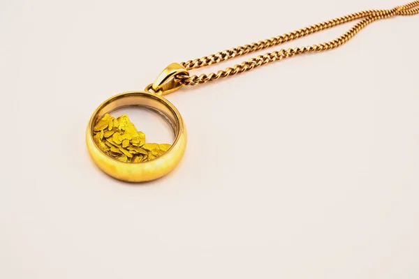 Un pendentif de pépites d'or — Photo