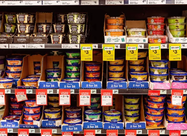 Süpermarket raflarında Paketlenmiş Dalgıçlar — Stok fotoğraf